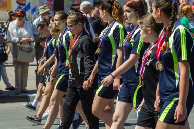 Novorossiysk, Rusya - 1 Mayıs 2018: Mayıs günü gösteri. Barış! İş! Mayıs! İnsanlar ile tatil geçit töreni sırasında Bayrak İşçi Bayramı kutlamak. 1 Mayıs tüm çalışan insanlar günüdür. Koloni içinde yürüyen insanlar