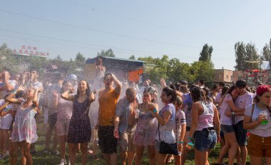 Odessa, Ukrayna - 5 Ağustos 2017: Gençler, bayanlar baylar bayram tatili sırasında birbirlerine renkli toz atma eğleniyorlar. Erkek ve kız ıslak giysileri içinde iyi eğlenceler. Islak parti