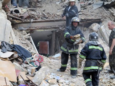Odessa, Ukrayna - 23 Mayıs: Konut binası deprem sırasında yok. Kurtarma ekipleri ve gönüllü ve askeri ayrı arayışı içinde yaşayan, 23 Mayıs 2013 moloz Odessa, Ukrayna