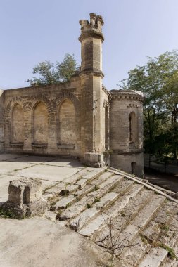 Mistik iç cephe terkedilmiş kalıntıları harap antik kale, binanın konak. Eski duvarlar, çöp ve çamur ile koridor mahvetti. Vandallar tarafından tahrip antik tarihi bina kalıntıları