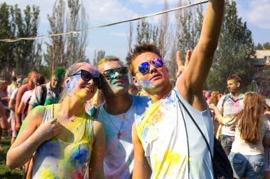Odessa, Ukrayna - 5 Ağustos 2017: Gençler, bayanlar baylar bayram tatil sırasında renkli toz içine atma iyi eğlenceler. Festivali renkli boya. renkler aşk festival. Renk fest
