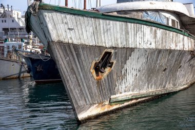 bağlantı noktası bağlama Limanı denizde eski ahşap teknede. çürük harap ahşap iç. Mezarlığı 