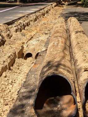 Eski büyük su boruları parçaları. Sonra uzun yıllar çalışma yok edilen metal boru yok edildi. Sebze çelik boru delik korozyon ile. Paslı metal boru. Seçici odak