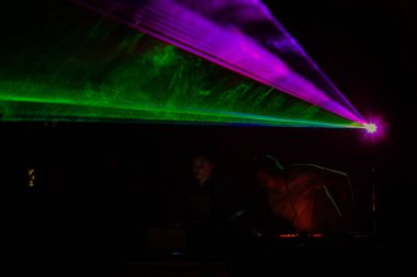 Odessa, Ukrayna - 5 Ağustos 2017: gösteri ışıklar. Lazer gösterisi. Gece kulübünde dj partileri müzik, ses parlak ışık ile dans kullanın. Club gece ışık dj parti kulübü. Duman ve ışıklar ile araba