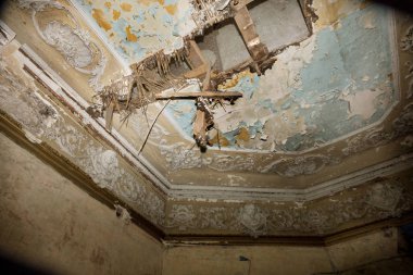 Terk edilmiş bir harabe binada bir antik 18. yy binası mistik iç, kalıntıları. Eski duvarlar, çöp ve çamur ile koridor mahvetti. Kalıp, alçı dekorasyon, kısma yok