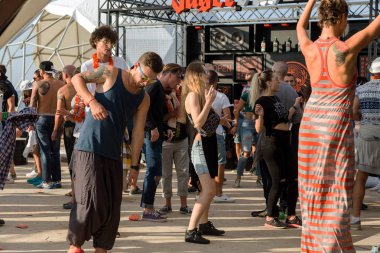 Odessa, Ukrayna -25 Ağustos 2017: büyük kalabalık, müzik sırasında rock konserinde hayranlarını gün boyunca. Seyirci kum Beach müzik ve spor festivali Z-Oyunlar sırasında