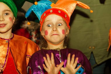 Odessa, Ukrayna-16 Aralık 2017: küçük palyaço çocuklar çocuk spor karşılaşmaları sırasında duygusal bir gösteri gerçekleştirmek. Çocuk Tiyatrosu gerçekleştirin. Çocuk müzik grubu şarkı ve sahnede dans