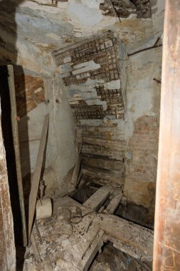 Terk edilmiş bir harabe binada bir antik 18. yy binası mistik iç, kalıntıları. Eski duvarlar, çöp ve çamur ile koridor mahvetti. Kalıp, alçı dekorasyon, kısma yok