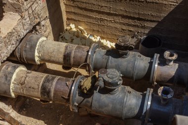 Odessa, Ukrayna - 2017 yaklaşık: Onarım şehir su kaynaklarının. Eski paslı metal borular plastik borular üzerinde değiştirme. Yeni modern teknolojiler kentsel mühendislik ağlar. Şehir su boru hattı