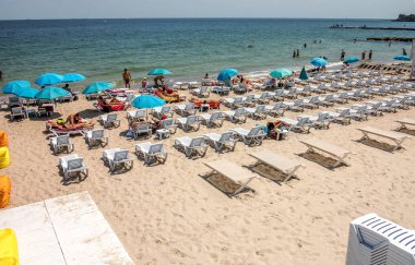 Odessa, Ukrayna - 10 Haziran 2015: Ukrayna Karadeniz kıyılarında boş plaj. İç savaş, ekonomik düşüş ve yoksullaşma nüfus nedeniyle, Ukrayna'da tatil sezonu kriz yaşanıyor