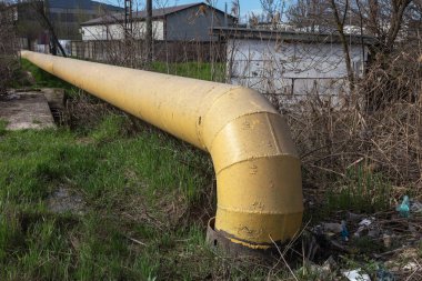 Modası geçmiş bir endüstriyel harcamak, Odessa, Ukrayna, 2018 eski bir paslı büyük demir boru. Şehrin su sağlama için büyük yıpranmış demir borular