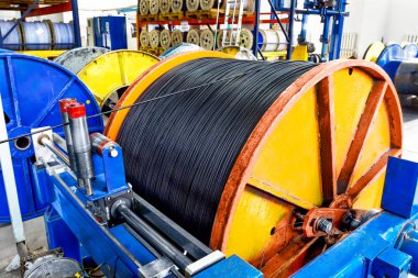 elektrik kablo üretim eski fabrika içinde. eskimiş teknoloji 20 yüzyıl.