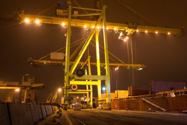 Odessa 27 Kasım: konteynerler içinde iyichevck seaport Denizcilik gemi üzerinde gece, gündüz, 27 Kasım 2012 yükleme boşaltma odessa, Ukrayna