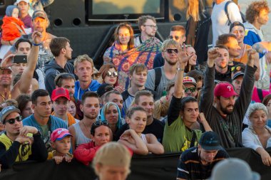Odessa, Ukrayna -25 Ağustos 2017: büyük kalabalık, müzik sırasında rock konserinde hayranlarını gün boyunca. Seyirci kum Beach müzik ve spor festivali Z-Oyunlar sırasında