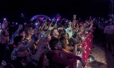 Odessa, Ukrayna-25 Ağustos 2017: büyük kalabalık, gün boyunca rock konseri sırasında müzik hayranları göster. Seyirci kum Beach müzik ve spor Z-Oyunlar Festivali sırasında