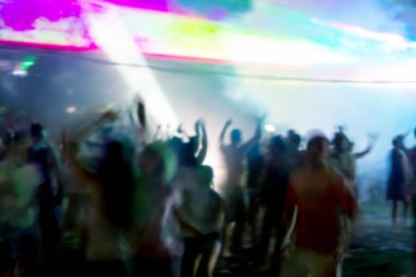 Odessa, Ukrayna - 5 Ağustos 2017: Lazer gösterisi. Gece kulübünde parti parlak performansı. Yaratıcı ışık gösterisi, siluetleri kalabalık dans pistinde. duman duman makinenin ışık resimde. Stilize film, tahıl, bozulma, hareket bulanıklığı