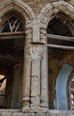 Mistik iç cephe terkedilmiş kalıntıları harap antik kale, binanın konak. Eski duvarlar, çöp ve çamur ile koridor mahvetti. Vandallar tarafından tahrip antik tarihi bina kalıntıları