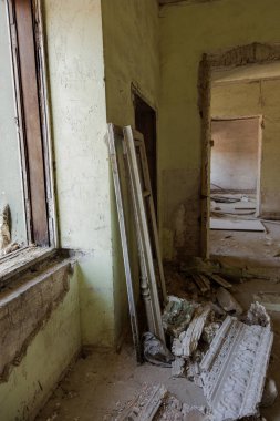 Terk edilmiş bir harabe binada bir antik 18. yy binası mistik iç, kalıntıları. Eski duvarlar, çöp ve çamur ile koridor mahvetti. Kalıp, alçı dekorasyon, kısma yok