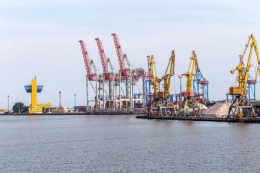 Odessa, Ukrayna - 6 Ekim 2015: Konteyner Vinç konteyner terminal kargo limanında, kargo vinçler olmadan işe bir boş bağlantı noktası limanda. Kriz. Öndeğer olarak devletin tüm ekonomi felç