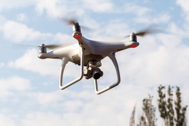 Odessa, Ukrayna - 6 Ağustos 2017: İnsansız bir dört çekirdekli helikopter yüksek çözünürlüklü dijital kamera ile insanların büyük kalabalığın büyük olay kaldırır. Dronun hava operasyonunda arka plan bulanık