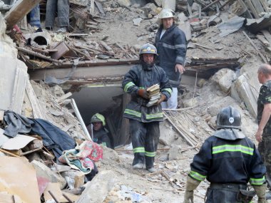 Odessa, Ukrayna - 23 Mayıs: Konut binası deprem sırasında yok. Kurtarma ekipleri ve gönüllü ve askeri ayrı arayışı içinde yaşayan, 23 Mayıs 2013 moloz Odessa, Ukrayna
