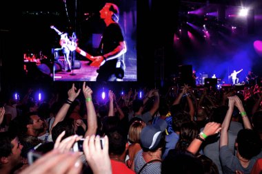 Odessa, Ukrayna - 25 Haziran 2016: Büyük kalabalık stadyum, yaratıcı ışık ve müzik gösterisi sırasında Ukrayna grubunun okyanus Elzy konserde eğleniyor. Partinin kulüp neşeli parlak gösteri