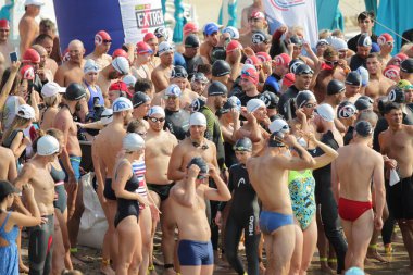Odessa, Ukrayna - 08/19/2018: spor yüzme açık denizde su, açık denizde yüzme maratonu yarışmaları. Açık su yüzme deniz hayatta kalma yarışı