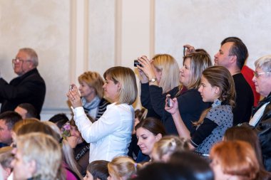 Odessa, Ukrayna - 25 Ekim 2015: fotoğraf tablette performans sporcular nda sorenovaniyah jimnastik çekmek genç bir kadın. Kavramsal. Seçici odak