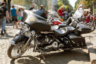 Odessa, Ukrayna 16 Ağustos 2017. Benzersiz motosiklet modellerinin benzersiz, efsanevi eski ve modern pahalı bisikleti otomatik toplayıcıları sergisinde geleneksel sergisinde gösterdi. Bisiklet gösterisi