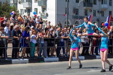 Novorossiysk, Rusya - 1 Mayıs 2018: Mayıs günü gösteri. Barış! İş! Mayıs! İnsanlar ile tatil geçit töreni sırasında Bayrak İşçi Bayramı kutlamak. 1 Mayıs tüm çalışan insanlar günüdür. Koloni içinde yürüyen insanlar