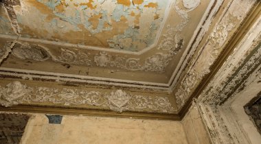 Terk edilmiş bir harabe binada bir antik 18. yy binası mistik iç, kalıntıları. Eski duvarlar, çöp ve çamur ile koridor mahvetti. Kalıp, alçı dekorasyon, kısma yok