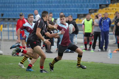 Odessa, Ukrayna - 29 Eylül 2018: Final Oyunları Şampiyonası Ukrayna'nın en güçlü takımları Rugby-7. Rugby topu alan üzerinde. Rugby topu için ağır mücadele sahip. Takım sporcular oyuncular sahada