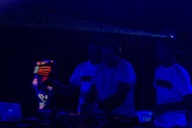 Odessa, Ukrayna - 5 Ağustos 2017: gösteri ışıklar. Lazer gösterisi. Gece kulübünde dj partileri müzik, ses parlak ışık ile dans kullanın. Club gece ışık dj parti kulübü. Duman ve ışıklar ile araba