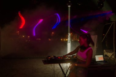 Odessa, Ukrayna - 5 Ağustos 2017: gösteri ışıklar. Lazer gösterisi. Gece kulübünde dj partileri müzik, ses parlak ışık ile dans kullanın. Club gece ışık dj parti kulübü. Duman ve ışıklar ile araba