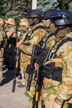 Odessa, Ukrayna - 1 Ağustos 2018: özel kuvvetler Ukraynalı polis özel silahlar ile tam savaş formunda saflarında. Urkainain özel kuvvetler çevik mukabele polis, Anti-terör asker