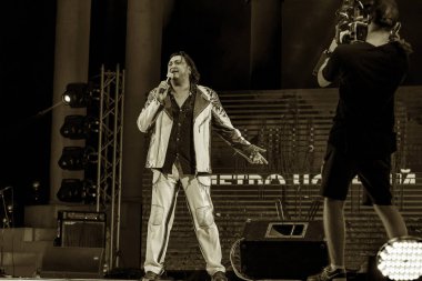 Odessa, Ukrayna Ağustos 6,2018: bir müzik gösterisi. Efsanevi Ukraynalı şarkıcı Peter siyah tiyatro konser aşamada ünlü konser gerçekleştirmek. Müzikal putlara, kızlar dans eşliğinde göster