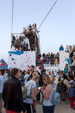 Odessa, Ukrayna -25 Ağustos 2017: büyük kalabalık, müzik sırasında rock konserinde hayranlarını gün boyunca. Seyirci kum Beach müzik ve spor festivali Z-Oyunlar sırasında