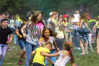 KRASNODAR, RUSSIA - May11,2018: Renkler Festivali, geleneksel Hint Holi festivali. Gençler Holi bayramında renkli pudra atarken eğleniyorlar. Renkli boya festivali. Renk Festivali