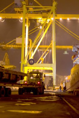 Odessa 21 Kasım: konteynerler içinde iyichevck seaport Denizcilik gemi üzerinde gece, gündüz, 21 Kasım 2012 yükleme boşaltma odessa, Ukrayna