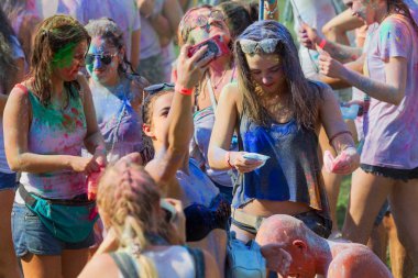 Odessa, Ukrayna - 5 Ağustos 2017: Gençler, bayanlar baylar bayram tatil sırasında renkli toz içine atma iyi eğlenceler. Festivali renkli boya. renkler aşk festival. Renk fest