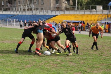 Odessa, Ukrayna - 29 Eylül 2018: Final Oyunları Şampiyonası Ukrayna'nın en güçlü takımları Rugby-7. Rugby topu alan üzerinde. Rugby topu için ağır mücadele sahip. Takım sporcular oyuncular sahada
