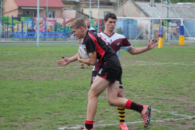 Odessa, Ukrayna - 29 Eylül 2018: Final Oyunları Şampiyonası Ukrayna'nın en güçlü takımları Rugby-7. Rugby topu alan üzerinde. Rugby topu için ağır mücadele sahip. Takım sporcular oyuncular sahada