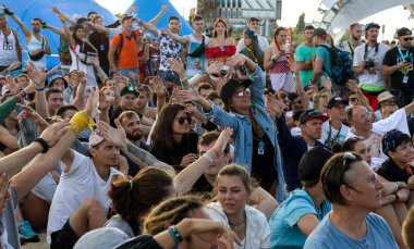 Odessa, Ukrayna -25 Ağustos 2017: büyük kalabalık, müzik sırasında rock konserinde hayranlarını gün boyunca. Seyirci kum Beach müzik ve spor festivali Z-Oyunlar sırasında