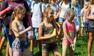 Odessa, Ukrayna - 5 Ağustos 2017: Gençler, bayanlar baylar bayram tatil sırasında renkli toz içine atma iyi eğlenceler. Festivali renkli boya. renkler aşk festival. Renk fest