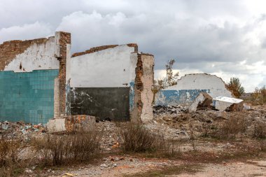 Eski endüstriyel fabrika binaları kalıntıları ile manzara. Moloz ile terk edilmiş bir fabrika iç yağma ve atık. Ukrayna ekonominin çöküşü. Odessa