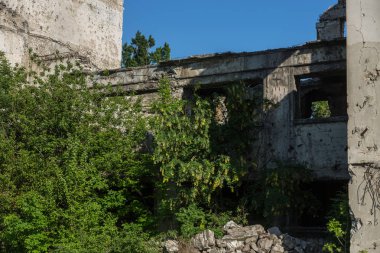 Terk edilmiş bombalama ve yıkılan bina bombardımanı patlama nedeniyle yok. Kabukları, madde işaretleri ve parçalanmak bir savaş kasıp kavuran Bina duvarlarında delikler. Eski yıkık ev