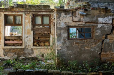 Özel terk edilmiş evde fakir mahallede daraltır. ev yok edildi. Evin duvarındaki çatlak. İmha eski evler, depremler, ekonomik kriz, terk edilmiş evler. Uygun olmayan evin kırık