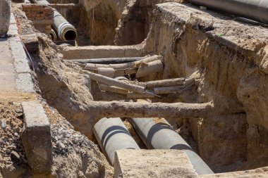Odessa, Ukrayna - 2017 yaklaşık: Onarım şehir su kaynaklarının. Eski paslı metal borular plastik borular üzerinde değiştirme. Yeni modern teknolojiler kentsel mühendislik ağlar. Şehir su boru hattı