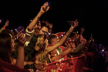 Odessa, Ukrayna-25 Ağustos 2017: büyük kalabalık, gün boyunca rock konseri sırasında müzik hayranları göster. Seyirci kum Beach müzik ve spor Z-Oyunlar Festivali sırasında