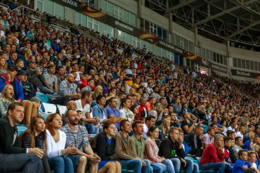 Odessa, Ukrayna - 15 Eylül 2016: Aktif futbol tribün taraftarlara